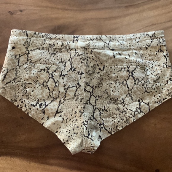 SPELL animal print shorts. Excellent condition! Bohemian Rock Fashion - Picture 2 of 3